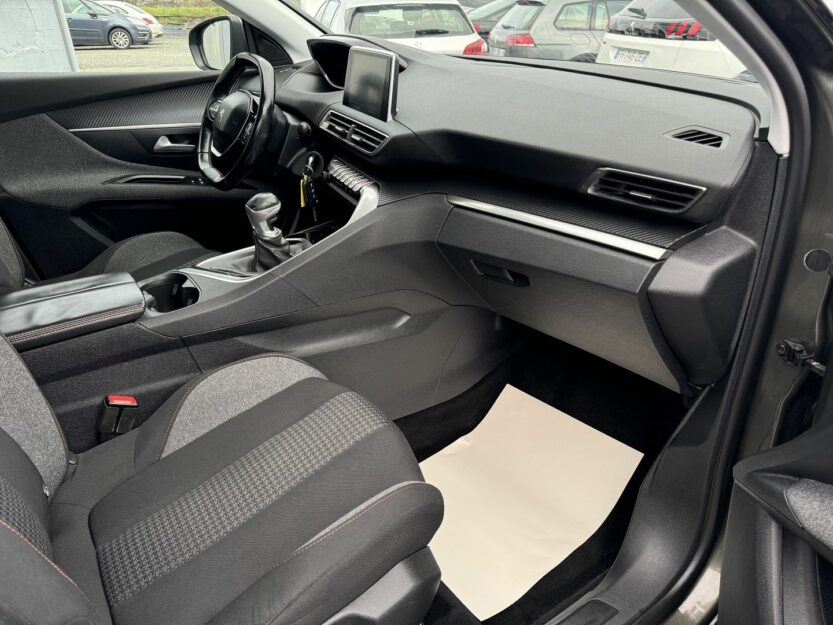 Voiture PEUGEOT 3008