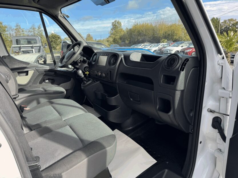 Voiture NISSAN NV400 FG