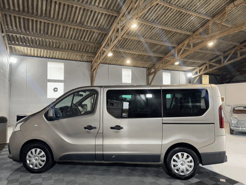 Voiture RENAULT TRAFIC III COMBI