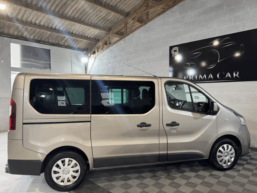 Voiture RENAULT TRAFIC III COMBI