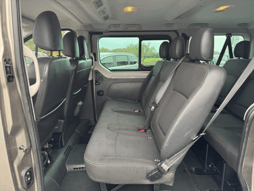 Voiture RENAULT TRAFIC III COMBI