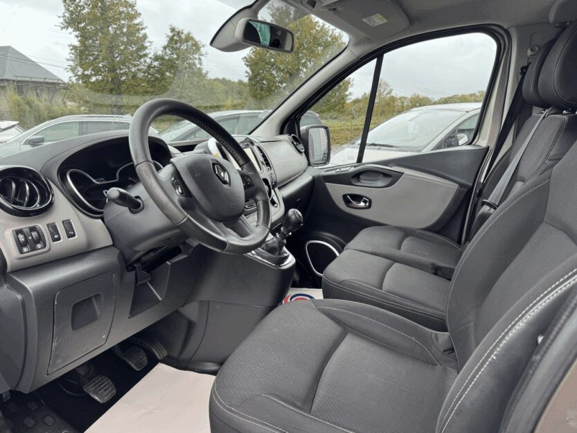 Voiture RENAULT TRAFIC III COMBI