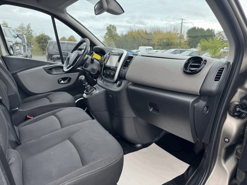 Voiture RENAULT TRAFIC III COMBI