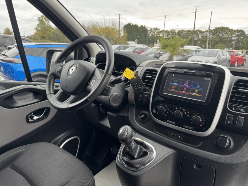 Voiture RENAULT TRAFIC III COMBI