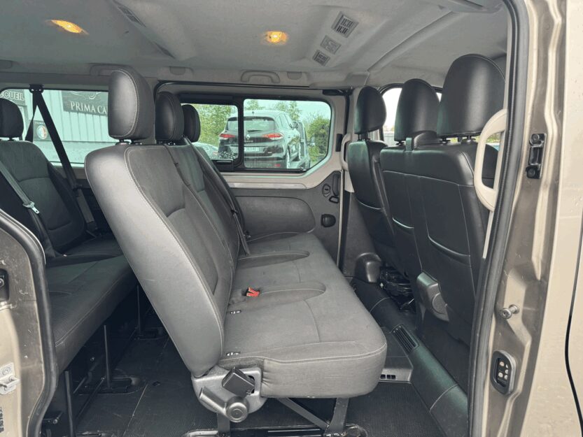 Voiture RENAULT TRAFIC III COMBI