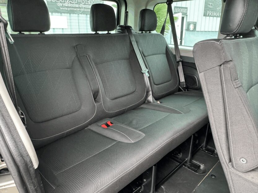 Voiture RENAULT TRAFIC III COMBI