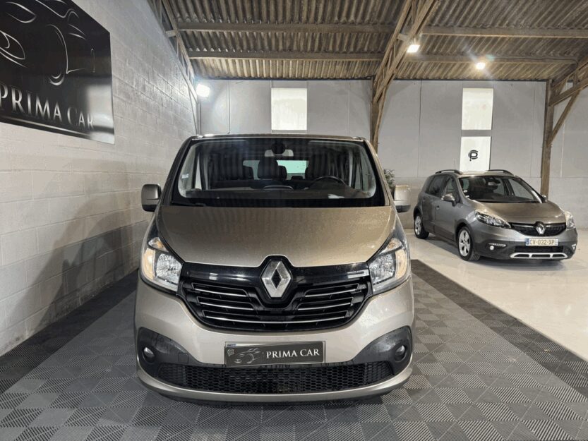 Voiture RENAULT TRAFIC III COMBI