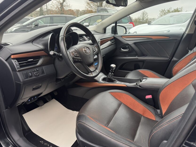 Voiture TOYOTA AVENSIS TOURING SPT