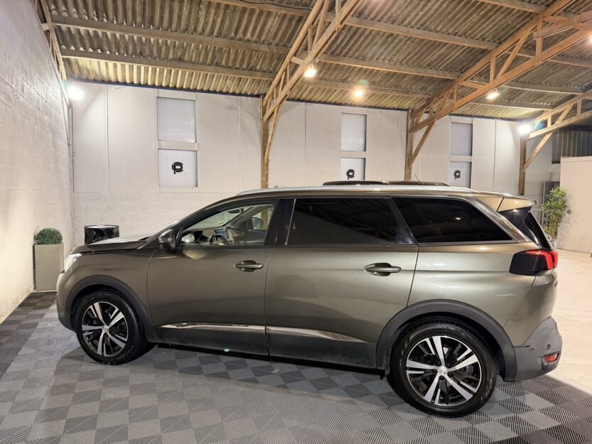 Voiture PEUGEOT 5008