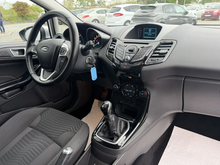 Voiture FORD FIESTA